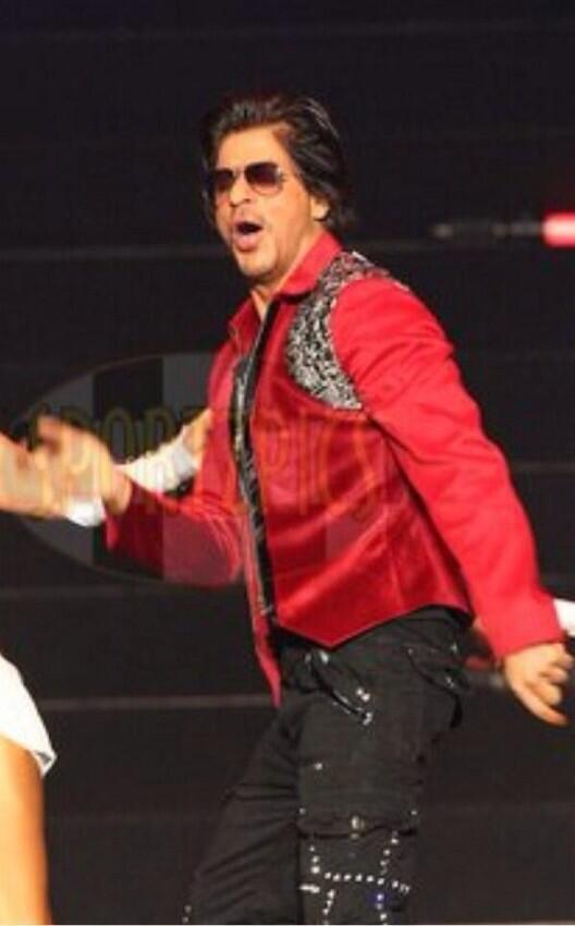 SRKCHENNAIFC's tweet photo. Shah Rukh Khan (@iamsrk) performing at the #IPL opening gala in #AbuDhabi - 20
#IPLGalaDinner #IPLGalaNight @KKRiders http://t.co/TkLBRebhUP