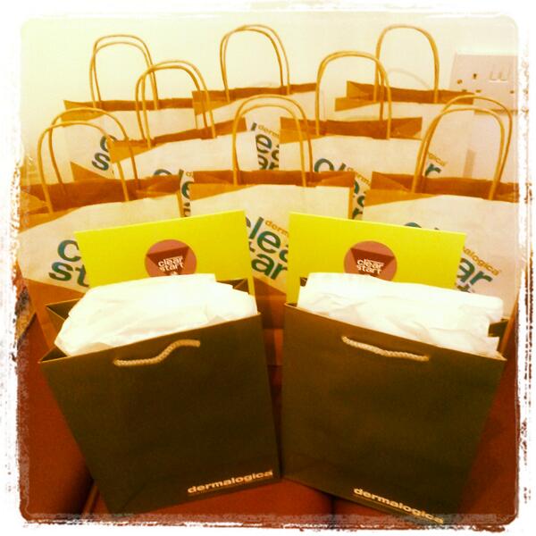 BBeautiliciousu's tweet image. Getting the goody bags ready for the big Mother-Teen Event tomorrow :) #prepforprom @DermalogicaUK1 @myclearstart