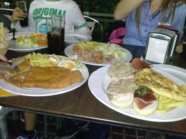 carmencarmelaa's tweet photo. Nos vamos a poner finas @vero__tego @Cristi_2013 @Marijose_1012 #acomer http://t.co/l3HmqpgejB