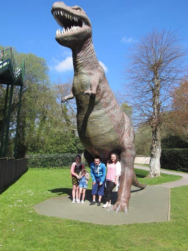 BatmanOreoQueen's tweet photo. @pinkyp15 just gotta roar like a dinosaur🐲🐲🐲 http://t.co/j9uRnF6AG5