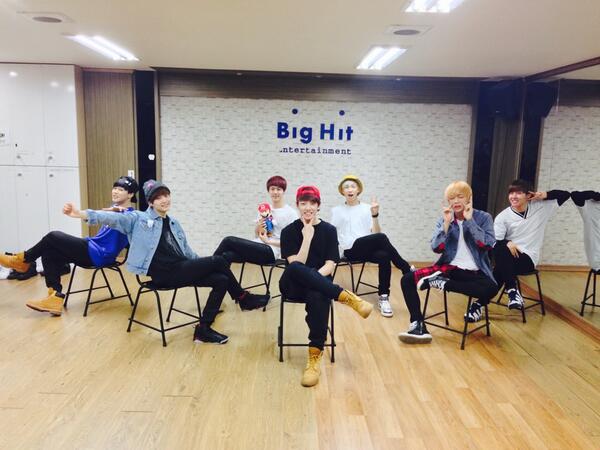 Bts happy 10th anniversary. Группа бтс корея 2022. К поп бтс. Музыкальная группа бтс корея. Хиты бтс.