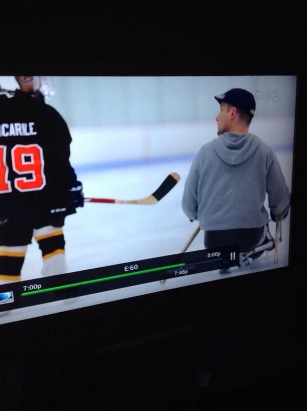 BenderProbss's tweet photo. Dad who was injured in the boston marathon plays hockey on a sled with his son. #BostonStrong http://t.co/pQBcvwtMya
