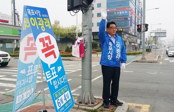 일주일의 반을 달려왔습니다. 기지개 한 번 쭉 펴시고 활기찬 하루 되시길 바랍니다. 저도 여러분의 뒤에서 함께 하겠습니다. 어제도 오늘도 당신은 멋진 사람입니다! 파이팅!