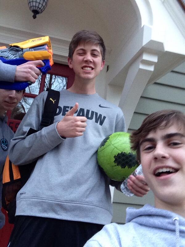 Huntshmo tweet picture