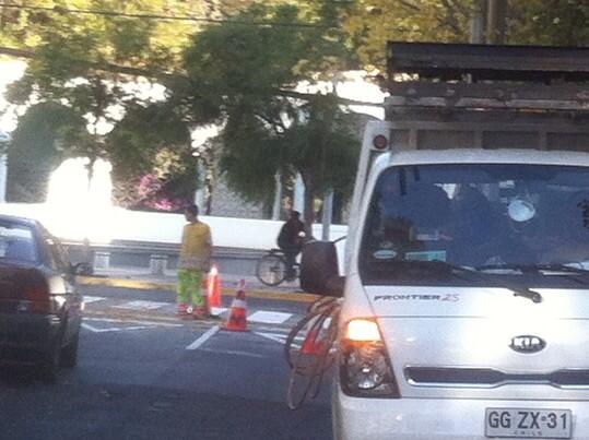 GabaBattaini's tweet photo. Camión de @Muni_LasCondes pintando paseo peatonal a las 17:30 generando astaco en la calle de Puerta del Sol-Nevería http://t.co/IE5ytaV7EG