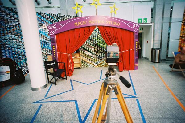 EvioPro's tweet image. Tips foto di photo booth ini, pakai kostum terbaikmu dan bergaya seekspresif mungkin. Dijamin keren! #BoothIdeas