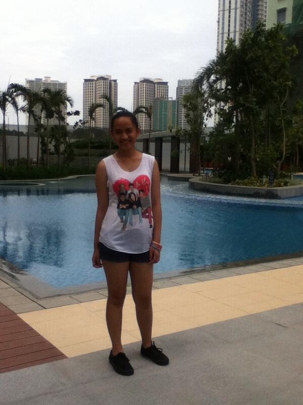 amazeballs99's tweet image. Just hanging out poolside with my One Direction shirt .. #OneDirectionshirt #poolside