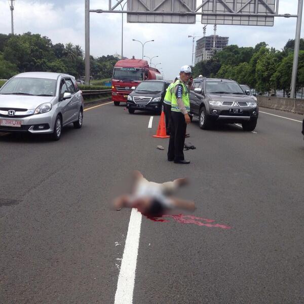 12:08 Pejalan kaki menjadi korban tabrak lari di KM 25,800 Tol Cilandak &amp; msh penanganan Petugas Polri. <a href="/agungjev/">Agung Jev</a>