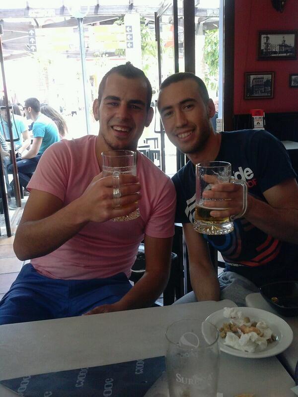 pxispas09's tweet photo. Y aki cn mi coleguita el franxuteee en malaguita @AnaBelen55 k ganas de star asi tenia yaaa!!ggg http://t.co/jJRPvCdo3M