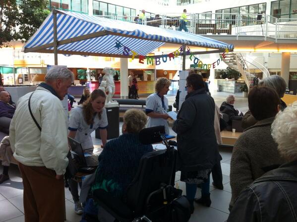 Stemburo logopedie in Rijnstate. Met zijn allen in de rij voor een consult. Never a dull moment voor de DG-reporter.