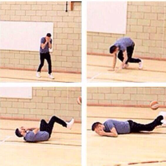 danshowell's tweet photo. "people are tweeting old 5sos lyrics"
"people are tweeting tmh and uan lyrics" http://t.co/Him8NXgaDR