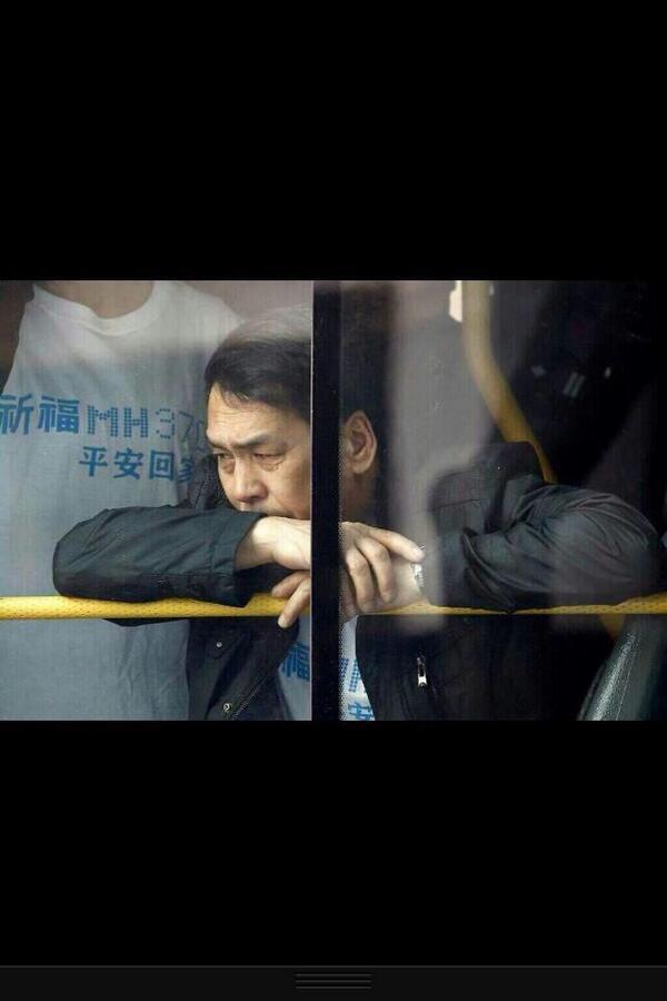 HashKSA's tweet image. #صورة - أب صيني  لا يزال ينتظر حتى اليوم في مطار بكين متأملاً في وصول ا#لطائرة_الماليزية التي تحمل ابنه وزوجته ..