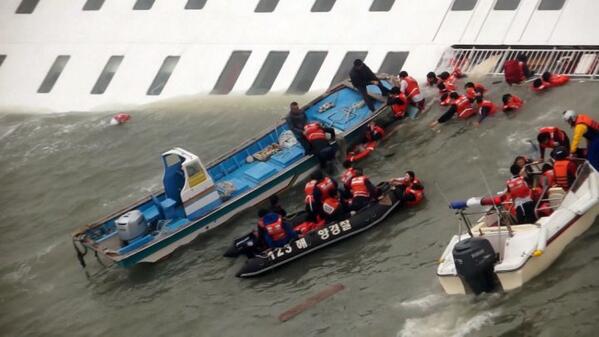 FRANCE24's tweet photo. En images : des centaines de disparus après le naufrage d’un ferry en Corée du Sud   http://t.co/noosEUnfHG http://t.co/Q5J6xM18hr