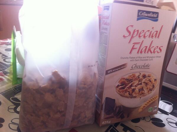 Sotodespadas's tweet photo. Hola, valgo 2'50€ (1€ de cereales, 0'50€ de el envase y 1€ de aire) y no peso ni medio kilo. #Crownfield #Lidl http://t.co/7Jcnj1oNWy