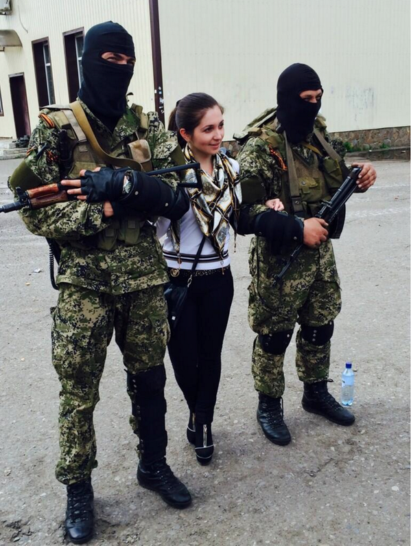 StevenDerix's tweet photo. Ondertussen in Slovjansk … Zijn dat Russen? (foto @A3AP http://t.co/8srJ96xZ7j