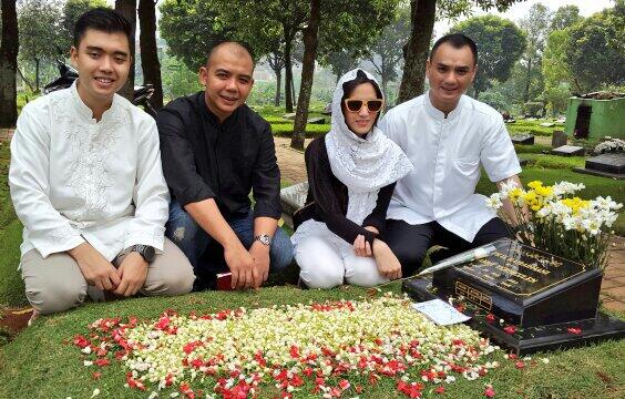 Ulang tahunku sama kakak2 td siang, dan tetap bareng sm papa...di tempat istirahatnya papa :'( miss you papa...