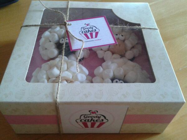 GoodyCakes_'s tweet photo. Presentamos nuestros #cupcakes siempre de forma muy cuidada y muy #DIY #madrid http://t.co/3Zccb3YgDJ