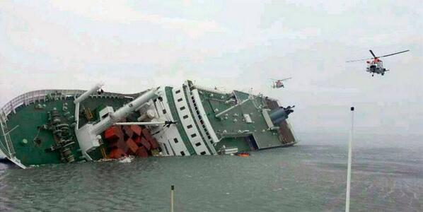 elmundoes's tweet photo. Tres muertos y 290 desaparecidos en el naufragio de un ferry en Corea del Sur http://t.co/9RnJo94NwK http://t.co/CjSlmzOfOj