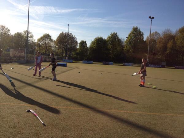 Vandaag laatste #kiesjesport hockeyles. Van de 7 kinderen gaan er 4 door met hockey! <a href="/HCDoetinchem/">DoetinchemseHC</a> <a href="/michael_smith14/">Michael Smith</a>