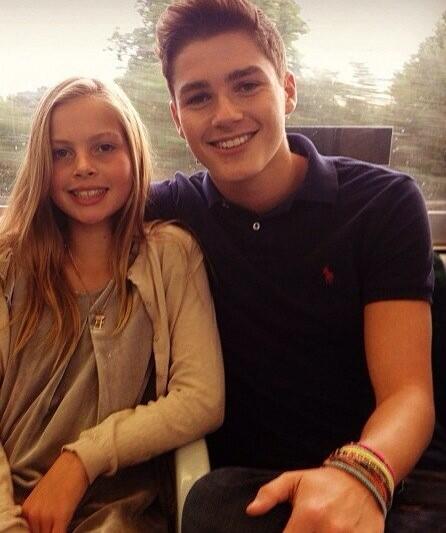 Jackharries_TH's tweet photo. แจ็คฟินน์มีน้องสาวชื่อ เอมมี่ ลู แฮรี่ส์ #JacksGapFacts http://t.co/mGg9BAa0Nc