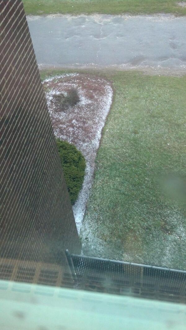 GodIHateKent's tweet photo. Snow really? http://t.co/4KnMfonUOC