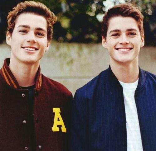 Jackharries_TH's tweet photo. แจ็คฟินน์เลี้ยงปลา 2 ตัวชื่อว่า Fabian และ Walter #JacksGapFacts http://t.co/QmBIXxPHB5