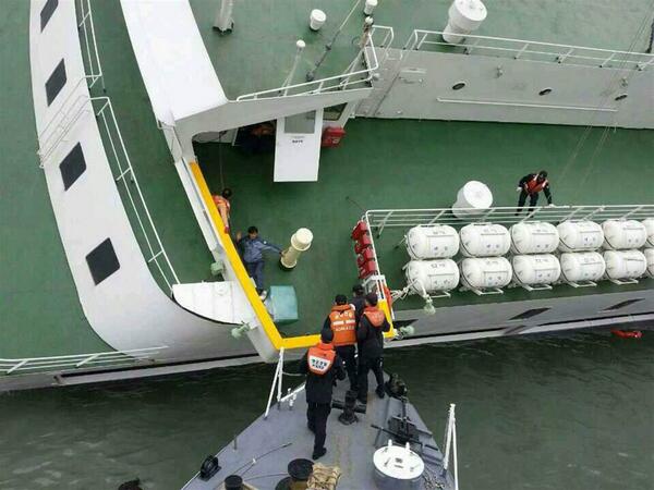 fakhrurradhi's tweet image. "@HabibAliZainal: They've helped us searching mh370. take a moment to pray for them. #prayforsouthkorea http://t.co/8VpW9r4P3N"