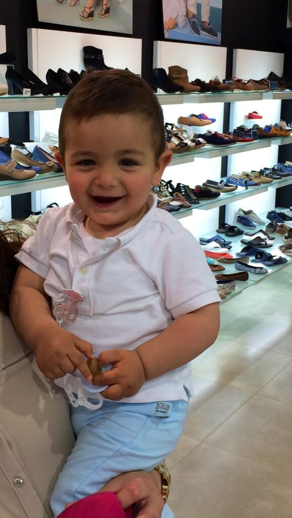 Manuelmn_7's tweet photo. Que feliz está el de compra http://t.co/H2SliYs5iN