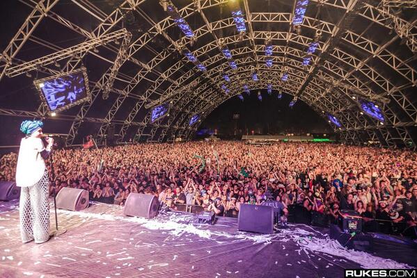 Yuna di pentas festival muzik Coachella 2014 (via @mthaqifo)