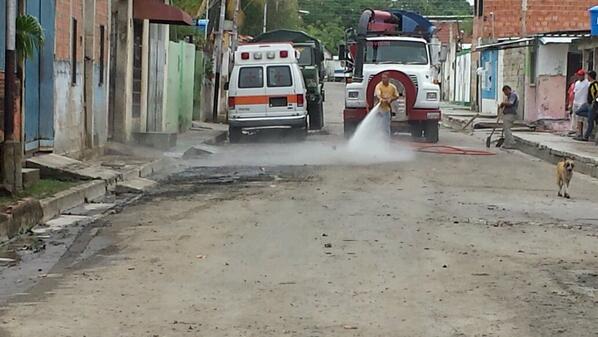 d2cca7ac75ec434's tweet photo. En labores de limpieza en las diferentes calles de la parroquia fco. Miranda después de fuertes lluvias @LegZamora http://t.co/xVBtqcb71z