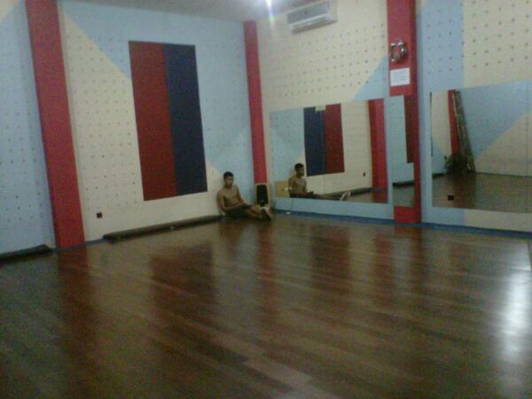 Tadi latihan disini nih sama ka tomi dan yang lainnya buat persiapan job hari sabtu, mudah2an lancar ya