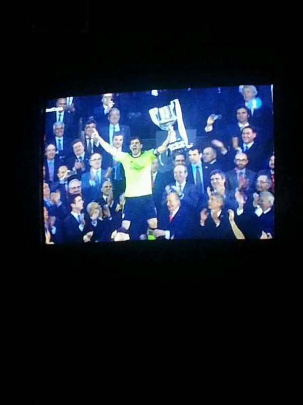 AlvaroDiGar's tweet photo. El capitan de capitanes,a el que le corre sangre blanca por las venas, el puto amo levantando la copa!!! http://t.co/laySlej8cD