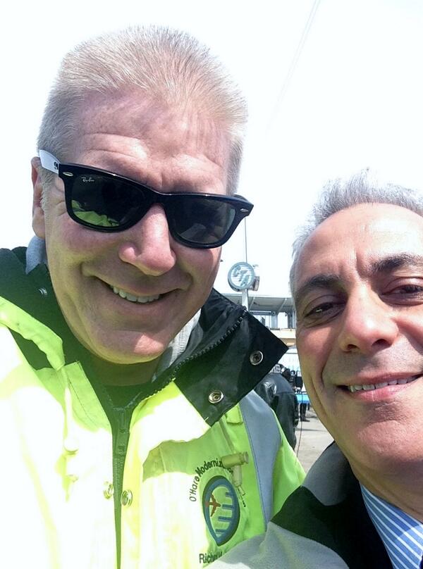 STATETESTINGLLC's tweet photo. Matt Galloy snapping a quick selfie with @RahmEmanuel today! #selfie #mayor #ChiTown http://t.co/qYBxFh4YOU