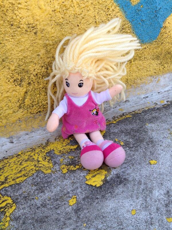 Iemand zijn knuffelpopje kwijt? Het ligt binnen bij den krommen hoek.