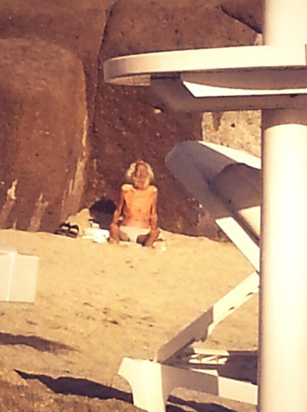 marmargriet's tweet photo. Hij was ook an et chillen op et strand http://t.co/J2XovhJ1MY