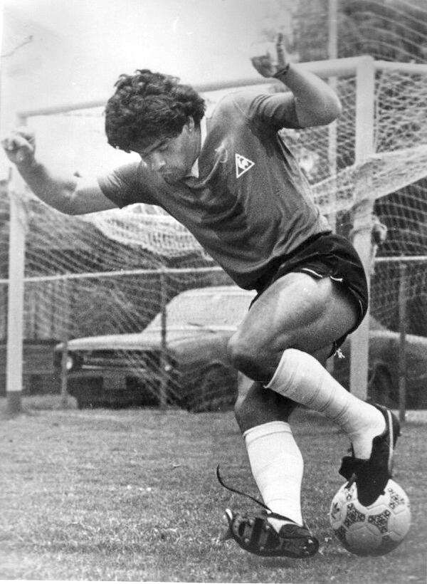 que botines usaba maradona