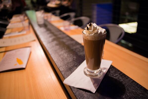 LaCabaneMTL's tweet photo. Est-ce qu'on vous a déjà présenté " La Bûche ", notre café très gourmand à base de #CoureurDesBois?! http://t.co/yNZ114D9SA
