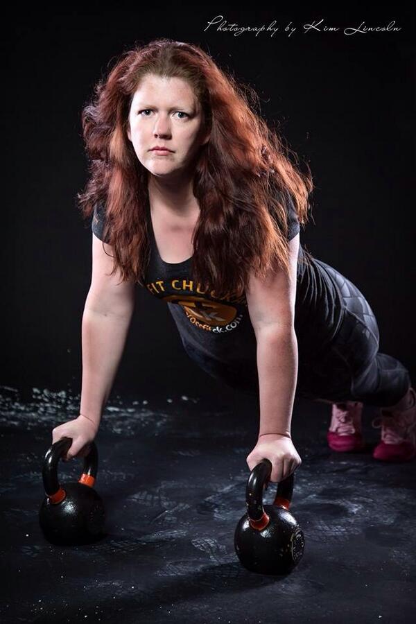 TheKellyOShow's tweet photo. BADASS!! RT @miacupcake: Thanks to Kim Lincoln Photography, here's a pretty awesome photo for #ffaprilabs #plankaday http://t.co/8DfeoTzq3Y