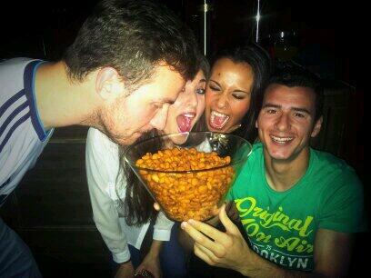 Raulrodrigo_86's tweet photo. Unos kikos y nos vamos jajajajjajaja http://t.co/KgAgt4AaHf