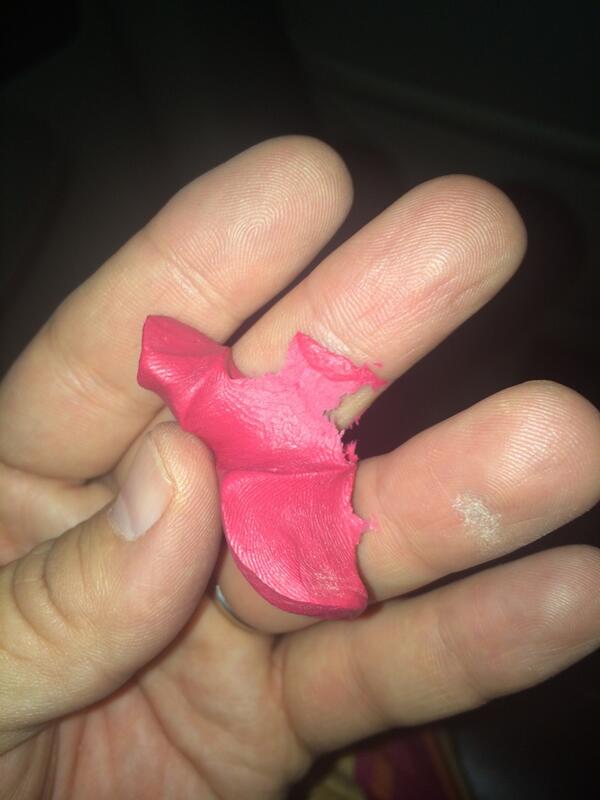 de que es mi nariz...?
es de una plastilina especial que pega sola y al terminar se guarda  y se usa otra vez