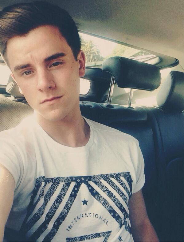 Connor Franta on X: "did i mention i finally got a haircut?  http://t.co/vyX376eh1o" / X