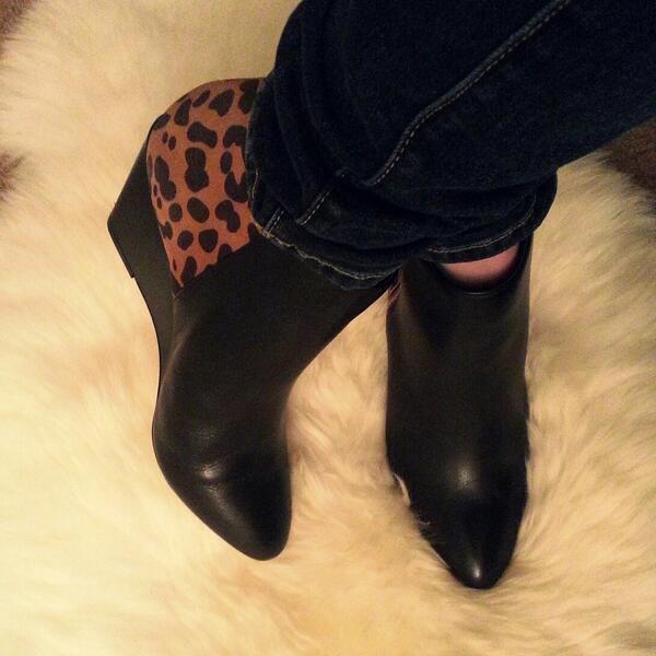 luxedge's tweet image. Tonight's feet attire. Proof that fashionable can be comfortable. @shopdolcevita