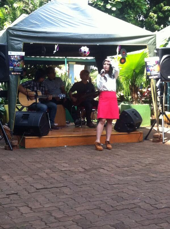 RymKastik's tweet photo. Yuhuuu masuk k acara inti nihh band performance. Band pertama adalah MEDINA AND FRIENDS !!! Nicee http://t.co/QJkqU0v0Q7