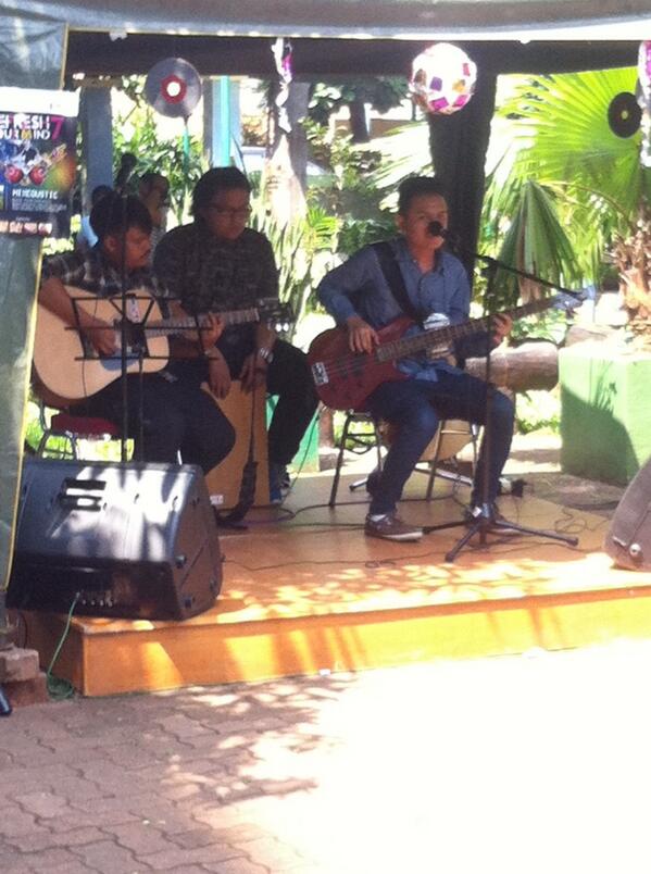 RymKastik's tweet photo. Next band performance is WHISPONG BISCUIT http://t.co/xppVjg787V