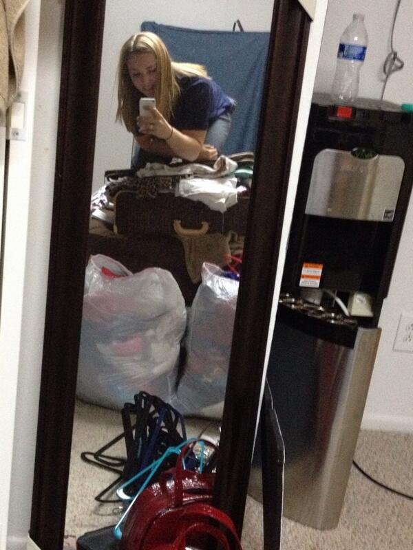 nicoking6's tweet photo. Reporting live from Vivians room #suitcaseriding #attemptedzip http://t.co/vi0Q9EubVX