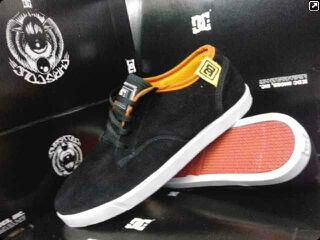 deeand_14's tweet photo. DC size 39-44 http://t.co/l9v2NNNGDW