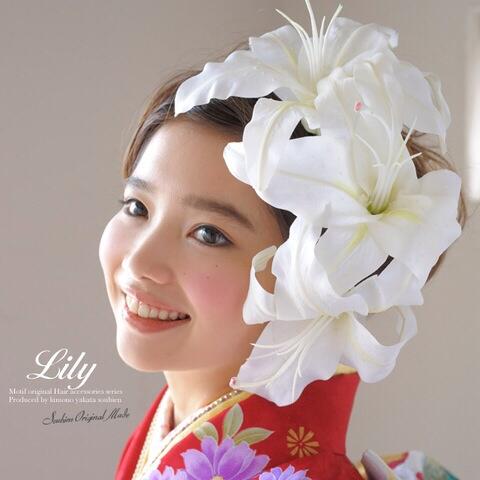 Ayana 髪飾り これ3つのやつにしよー 沢尻エリカが挙式の時に 付けたユリのやつと同じ素材で 作られちょるやつ º º くっそ綺麗 やばい Http T Co Kmw7dqvtzw Twitter