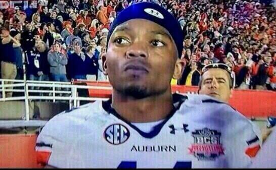 KeepItBro's tweet image. When another dude tries to alpha you in front of a girl.#fuckoutofhere