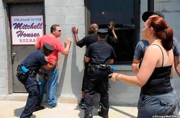 Laiguanatv's tweet image. Fotos de policías violentos en Nueva York revolucionan twitter: véalas aquí goo.gl/FB1FCD    -