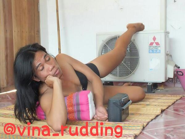 Nda berpunsi aceku dikamar. Terpassa diluar saja deh,, isshh